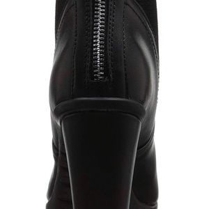 AMANDAA BOOTIE IN BLACK LEATHER

Steve Madden New